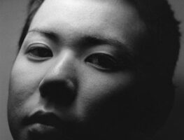 Saki Nakamura | 01
中村早「笑う月」
ゼラチンシルバープリント/ed.7
image size：320×490mm
paper size：457×560mm