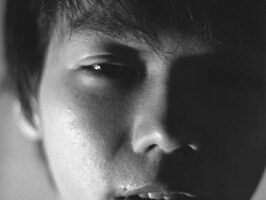 Saki Nakamura | 01
中村早「ふれる」
ゼラチンシルバープリント/ed.7
image size：365×560mm
paper size：508×610mm