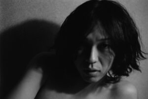 Saki Nakamura／中村 早  “Fureru／ふれる” | 01 中村早「ふれる」 ゼラチンシルバープリント/ed.7 image size：195×290mm paper size：279×356mm