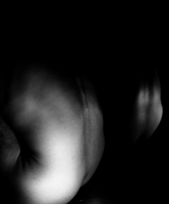 06 中村早「The Nude of Man」  ゼラチンシルバープリント/ed.3  image size：394×326mm  paper size：432×356mm 