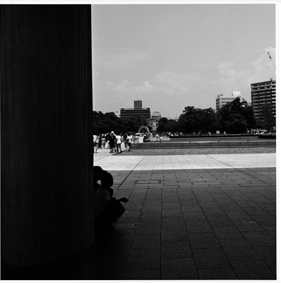 広島は公園都市である。  その街で生まれ育った写真家が撮る、21世紀の広島。 公園都市の昼と夜。がらんとした風景に擦過する時間。 そこに何が見えるのか。 街はすでに感光している、目を凝らせ。 写真界の新鋭による瞠目の第一写真集。