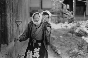 toda-178 | 『宮本常一 写真・日記集成』上巻より〈「杉山のバアさん」と妻アサ子〉（178頁）