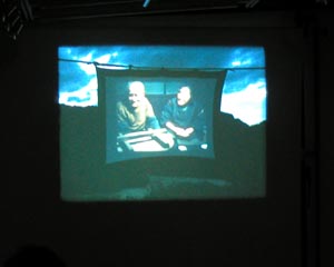 「阿賀の記憶」では「阿賀に生きる」での主人公・長谷川さんの田んぼの真ん中にスクリーンを張り、「阿賀に生きる」を上映するシーンを撮影したシーンが上映されるというself projectionが折り込まれている。