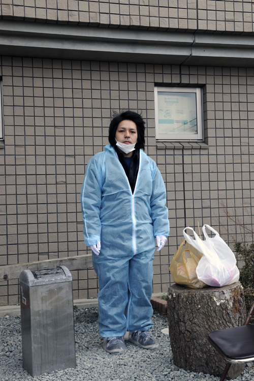 2013年2月22日　福島県双葉郡楢葉町山田岡美し森 「弁当買ってて、来るのが遅くなりました」 いわき市から福島第一原発に働きに来ている男性です。現在は作業員の方の送り迎えをするための車を洗って除染する仕事をされているそうです。