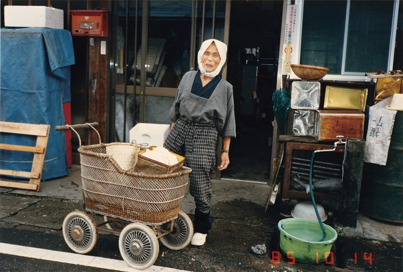 本郷の豆腐屋さん。「ターできたてやが、おから持って行かんか。具を入れるとうまいど」。 1985年10月14日